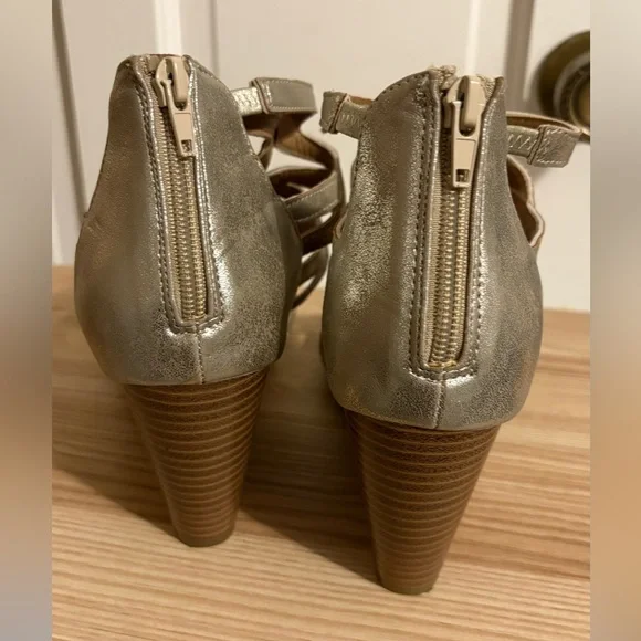 Maurice’s Women's Golden Strappy Wedge Sandals Sz 8.5 - Picture 5 of 10